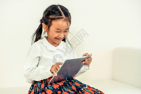 长发小女孩在体验新买的笔记本电脑图片