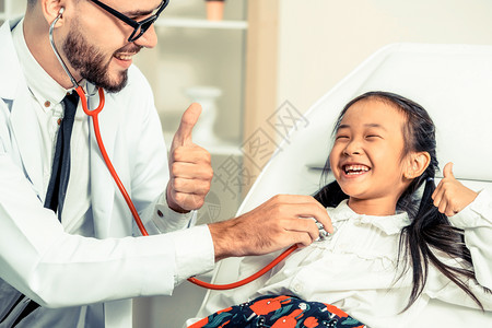 儿童医生正在表扬乖巧的小女孩图片