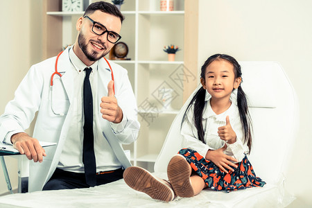 医生与小女孩愉快的合影竖拇指图片