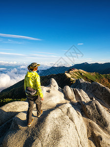 在日本阿尔卑斯山上徒步的旅行者图片