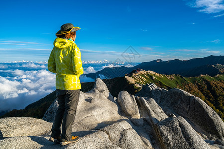 在日本阿尔卑斯山上的徒步旅行者图片