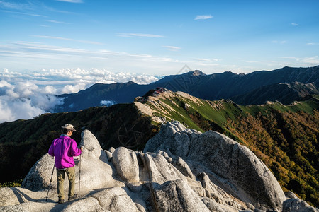 在日本阿尔卑斯山上的徒步旅行者图片