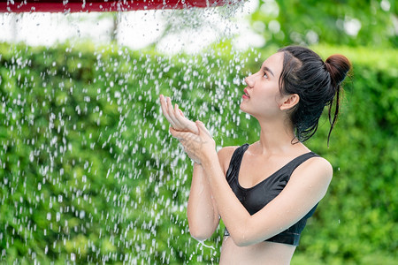 年轻女子在泳池边洗澡图片