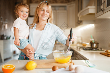 可爱女人和小孩在厨房做饭准备甜点图片
