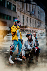 2个黑人说唱者在街道上饶舌表演图片素材