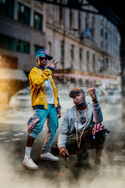 2个黑人说唱者在街道上饶舌表演
