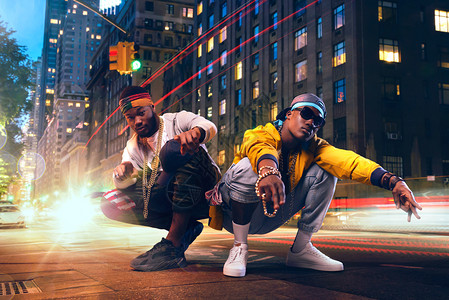 两个黑人说唱者在城市街头跳舞图片