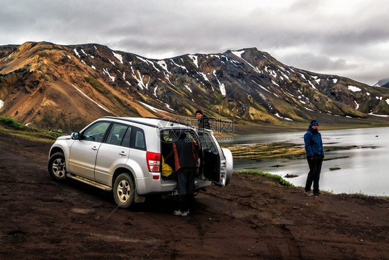 在高原冰川的陆地上行驶的车图片