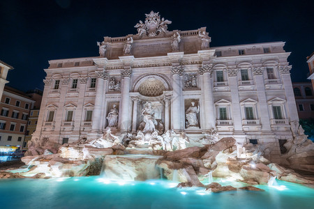 夜晚的意大利罗马特莱维喷泉
图片