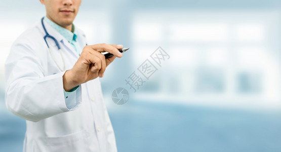 医生用笔指向空的文本复制间医疗保健和服务图片