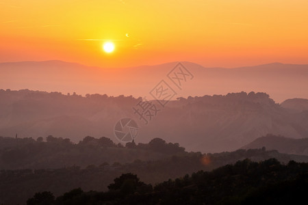 美丽的日出在夏天清晨俯视着山地景观图片