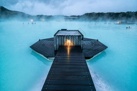 蓝色护肤品蓝色环礁中美丽的地热温泉池背景
