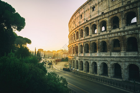 夕阳下的古罗马建造遗址图片