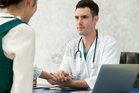 年轻医生在医院办公室检查女病人图片