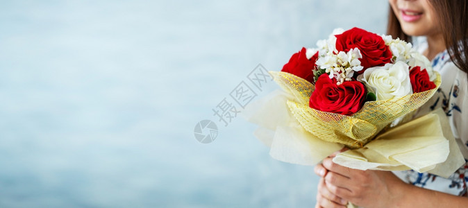快乐的女子在情人节得到男友的玫瑰花束礼物情侣爱的生活方式概念图片