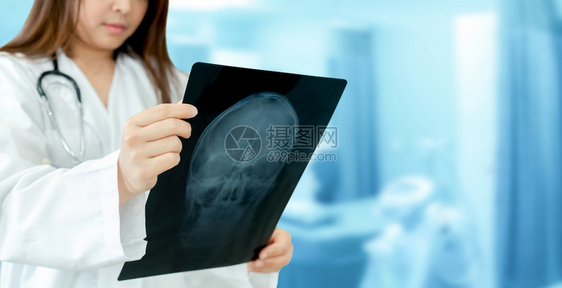 女医生或外科在院检查病人的x光图象医疗保健和卫生服务图片