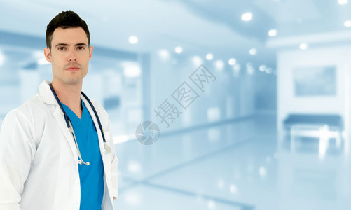 在医院工作的年轻男医生医疗保健和工作人员服务图片
