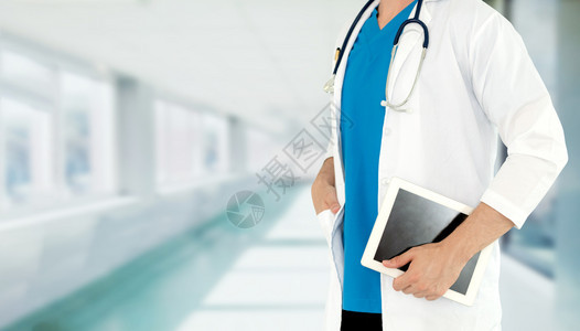 在医院使用平板电脑的年轻男医生医疗保健和工作人员服务图片