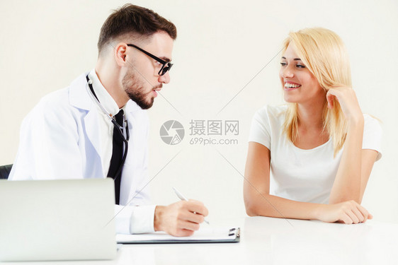 男医生在办公室与女病人交谈并安慰她图片