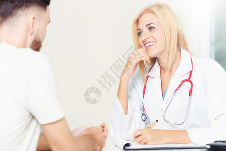 女医生正在院办公室与男病人交谈医疗保健和服务图片