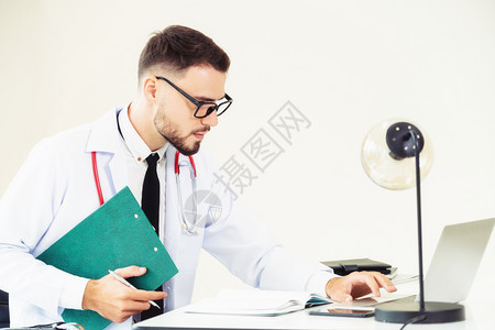 在医院使用笔记本电脑的年轻医生医疗保健和工作人员服务图片