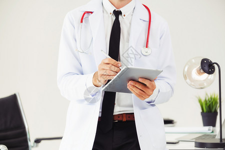 在医院使用平板电脑的年轻医生医疗保健和工作人员服务图片