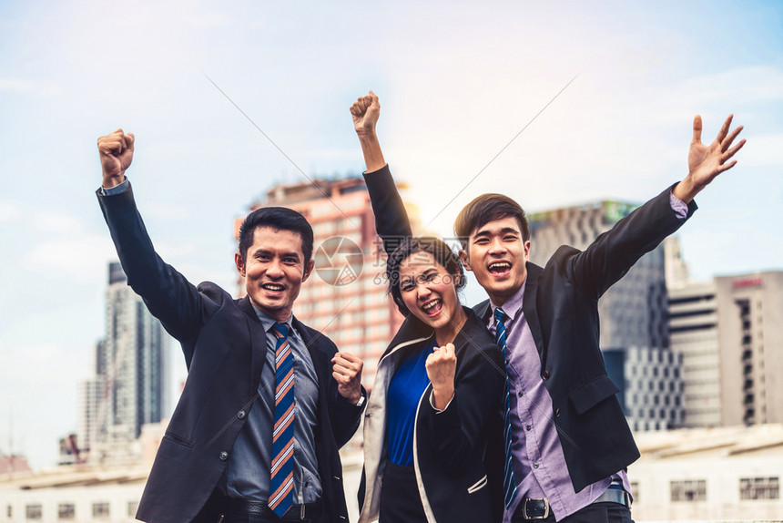 快乐的商人和女庆祝成功完项目任务商业赢家和胜利的概念