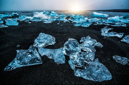 冰岛上的海滩黑沙冰冻成冰块图片