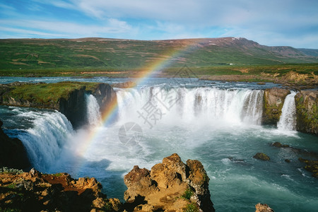 哥达福斯冰原东北部地区瀑布的景色吸引了游客参观图片