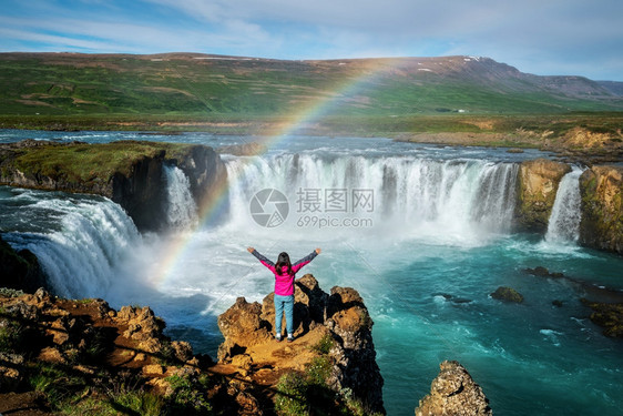 欣赏哥达福斯瀑布风景的旅行者图片