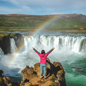 游客在参观冰原东北部地区哥达福斯瀑布的景色图片