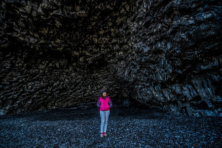 在火山黑岩洞穴的旅行者图片