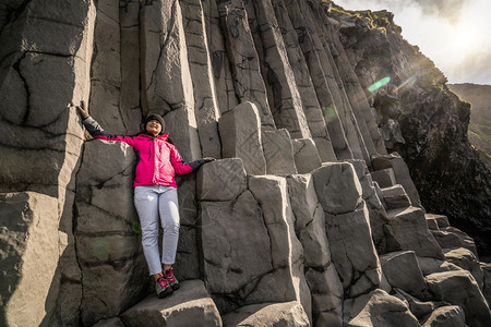 在独特的火山岩层上的旅行者图片