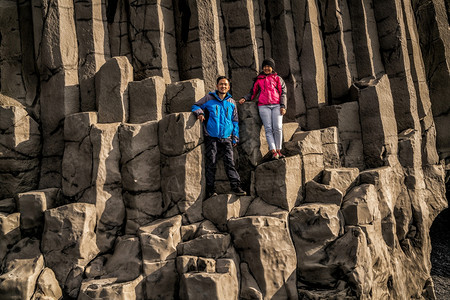 在独特的火山岩层上的旅行者图片