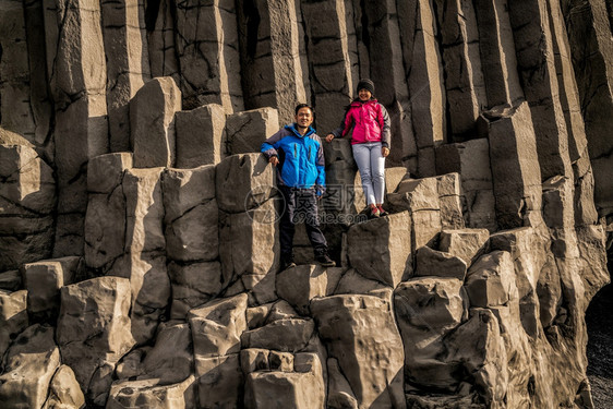 在独特的火山岩层上的旅行者图片