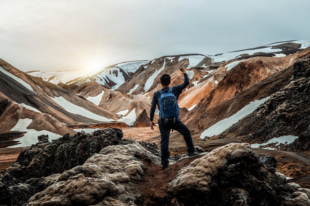 在挪威冰地高原的超现实自然景观上旅行美丽的多彩雪山地形以夏季探险和户外散步闻名图片