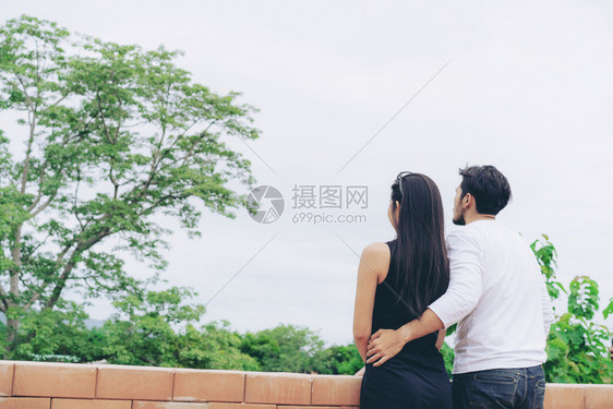 快乐的情侣在山上浪漫散步旅行和蜜月图片