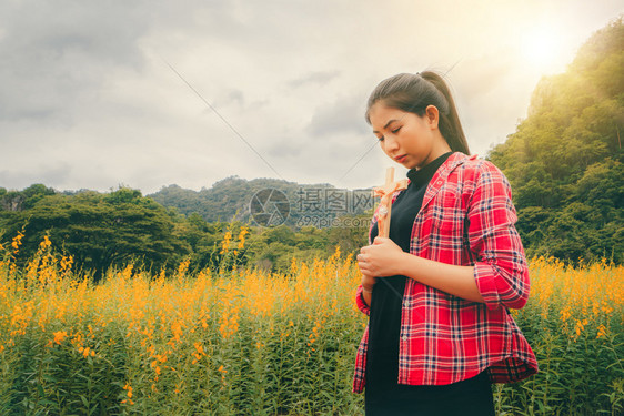 美丽的年轻女子图片