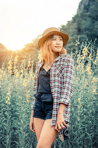 年轻女子在夏季户外自然景观中旅行图片