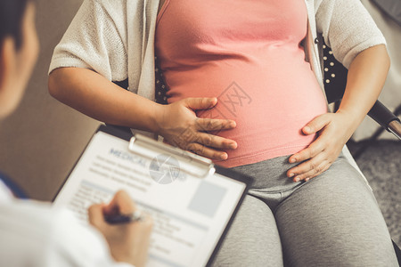 医生检查孕妇肚子进行母婴保健图片