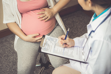 医生检查孕妇肚子进行母婴保健图片