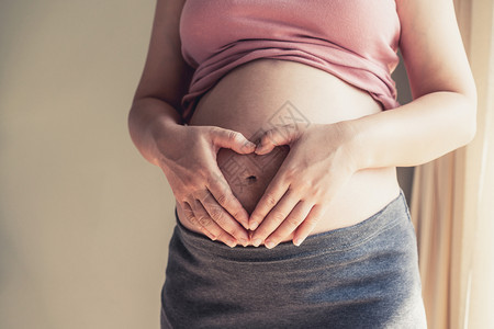 年轻孕妇在怀期间有婴儿产妇前护理图片