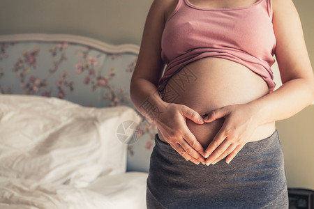 年轻孕妇在怀期间有婴儿产妇前护理图片