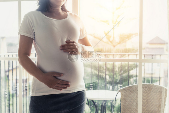 年轻孕妇在怀期间有婴儿产妇前护理图片