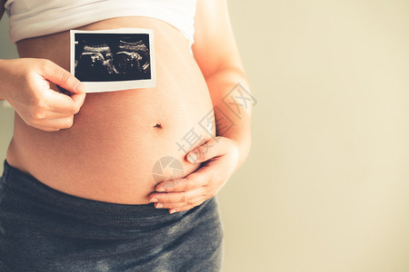 怀孕妇在照顾孩子时家感到快乐年轻孕妇在怀期间有婴儿产妇前护理和女怀孕概念图片