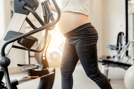 孕妇在健身房慢跑图片