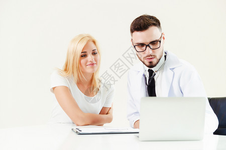 男医生与女病人的交流图片