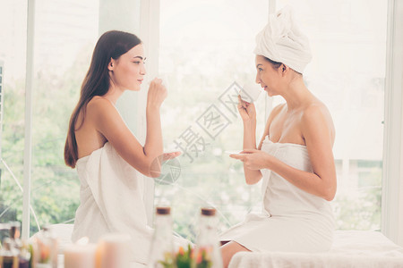 两个女人在喝茶图片