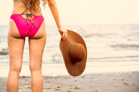 身穿泳衣的快乐年轻女子暑假在热带海滩度图片