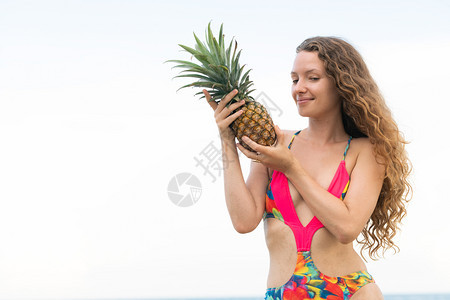 夏天在热带沙滩上穿泳衣的快乐女子图片